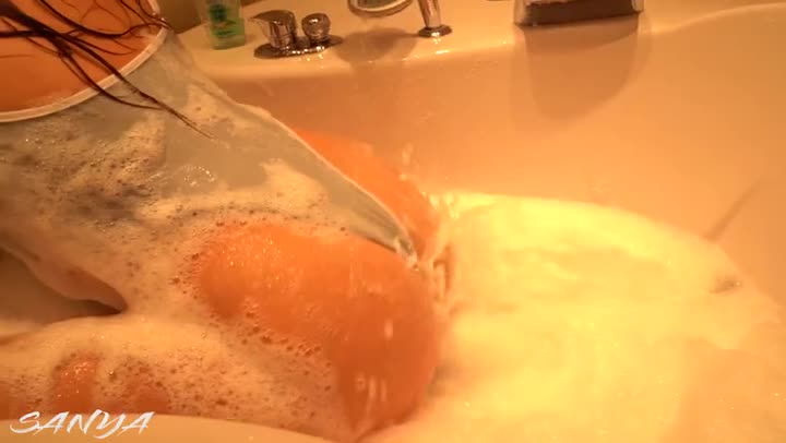 Sanya Booty Girlnude bubbly tease in a bathtub欧美